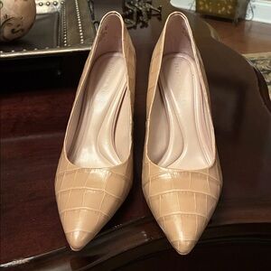 Elegant Tan Leather Croc-Embossed Women's Pointed Toe Shoes. Size 8M